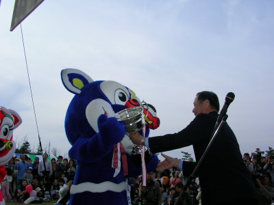 優勝カップ授与
