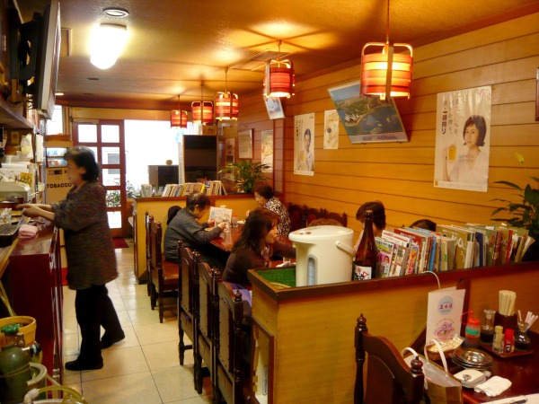 店内（レストラン三日月）