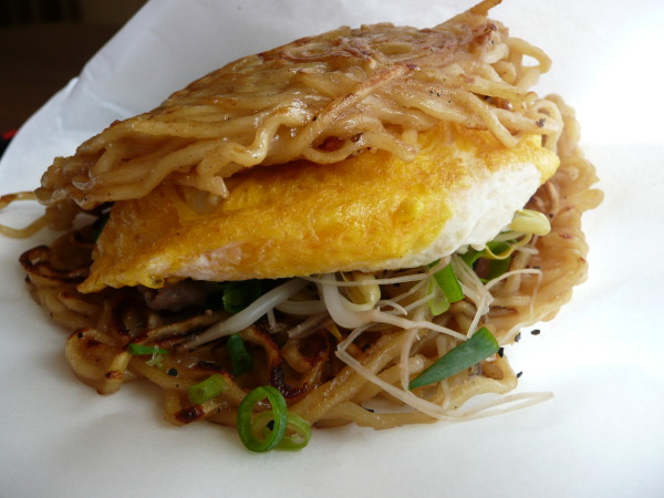 牛骨ラーメンバーガー