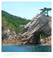 ぽっかりと開いた洞門を持つきれいな千貫松島は見事です