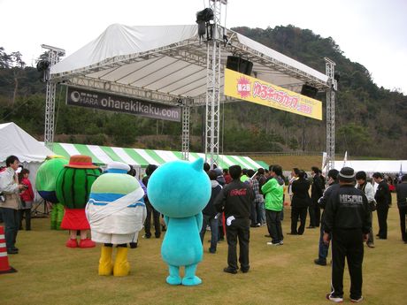 説明を聞くトリピー