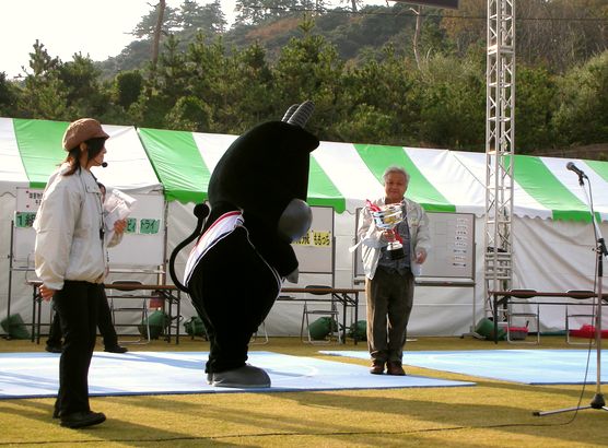 優勝カップ返還