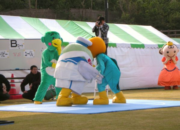 相撲をするトリピー