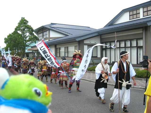 里見時代行列を見るトリピー