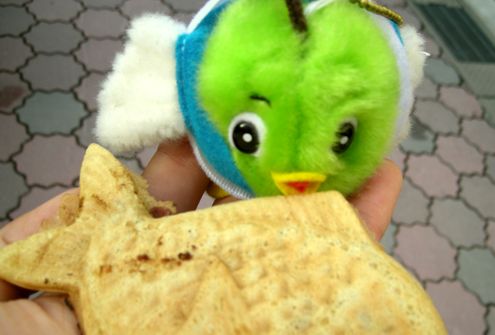 らっぱやのたい焼きをついばむトリピー