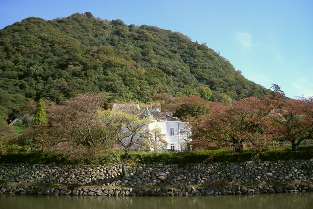 紅葉の中の仁風閣