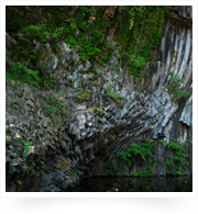玄武洞を見て、「玄武岩」は、生活に近しいもの、そして不思議な美しさをもち、自然の力を感じさせるものなのだなあと思いました。