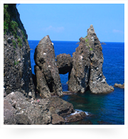 竹野海岸の「はさかり岩」は、「落ちない」縁起物。