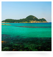 竹野海岸の「猫島半島」は、仰向けのキューピーちゃんのよう。