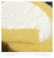 幸せのこうのとりロールケーキ：スポンジはしっとりもっちり＆クリームはふわふわとしていて上品な甘さ。