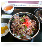 肉汁たっぷり、食べごたえ十分の但馬牛丼はおすすめです