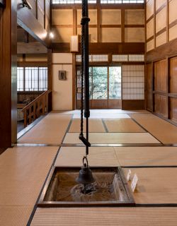 石谷家住宅 囲炉裏 鳥取県八頭郡智頭町 江戸時代から300年以上続く商家・石谷家。林業で財を成した石谷家が構えた「石谷住宅」は、国内の銘木や最高の施工技術で長い歴史の重なりを表現した貴重な和風建築です。重厚な大門に3000坪の広大な敷地、部屋数40以上の邸宅、7つの蔵、美しい日本庭園を有し、国の重要文化財に指定。現在は、一部の蔵はギャラリースペースになっています。