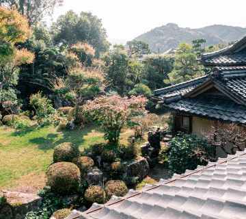 石谷家住宅 庭 鳥取県八頭郡智頭町 江戸時代から300年以上続く商家・石谷家。林業で財を成した石谷家が構えた「石谷住宅」は、国内の銘木や最高の施工技術で長い歴史の重なりを表現した貴重な和風建築です。重厚な大門に3000坪の広大な敷地、部屋数40以上の邸宅、7つの蔵、美しい日本庭園を有し、国の重要文化財に指定。現在は、一部の蔵はギャラリースペースになっています。