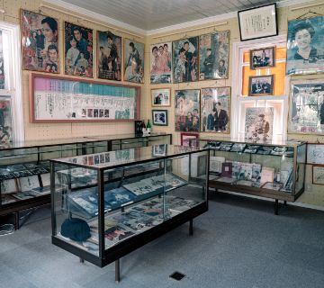 旧塩屋出店 展示 鳥取県八頭郡智頭町 石谷家の分家として明治から昭和の時代にかけて再建された伝統的建築物。商家風町家と西洋館、和風庭園、塀で構成されており、それぞれが国の有形文化財に登録されています。町家は書院造りで、庭園に面した座敷は現在お食事処として活用。西洋館は、智頭町出身の映画監督「西河克己映画記念館」として公開されています。