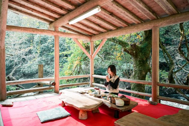 みたき園 食事 芦津渓谷へ向かう山道の途中、清流のせせらぎと深緑の中にある「みたき園」。昔ながらの暮らしを感じられる茅葺きの古民家で、山里の恵みをふんだんに使用した季節の郷土料理が楽しめます。とれたての魚や山菜など素材が新鮮なのはもちろん、豆腐やこんにゃく、味噌にいたるまで全て自家製。手作りのぬくもりに、心があたたかくなるような味わいです。食事のあとは、木漏れ日がやさしく揺れる森の中を自由に散策してみませんか。鳥取県八頭郡智頭町芦津