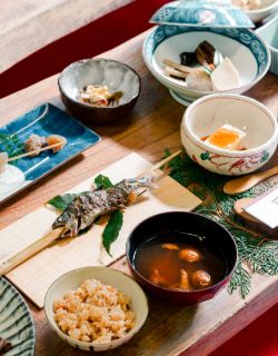 みたき園 食事 芦津渓谷へ向かう山道の途中、清流のせせらぎと深緑の中にある「みたき園」。昔ながらの暮らしを感じられる茅葺きの古民家で、山里の恵みをふんだんに使用した季節の郷土料理が楽しめます。とれたての魚や山菜など素材が新鮮なのはもちろん、豆腐やこんにゃく、味噌にいたるまで全て自家製。手作りのぬくもりに、心があたたかくなるような味わいです。食事のあとは、木漏れ日がやさしく揺れる森の中を自由に散策してみませんか。鳥取県八頭郡智頭町芦津