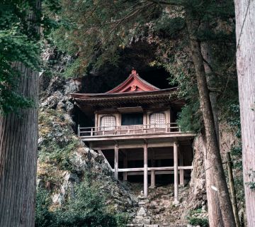 不動院岩屋堂 鳥取県八頭郡若桜町岩屋堂 建物全体が天然の岩洞にすっぽり収まった「不動院岩屋堂」は、約600年前に建立されたといれる舞台造りの密教建築物。「窟堂」ともいわれ、国の重要文化財に指定されています。日本三大投入堂のひとつで、パワースポットとしても有名。日本三大不動明王のひとつでもあり、毎年3月と7月の護摩法要の際に一般公開されます。