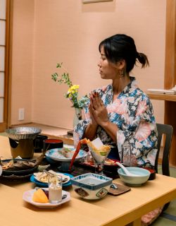 鳥取温泉 観水庭こぜにや 会席 食事 鳥取県鳥取市永楽温泉町 県庁所在地に湧く全国的にも珍しい温泉で、鳥取駅徒歩圏内の温泉旅館と公衆浴場が楽しめます。「観水庭こぜにや」は創業190年、「源泉かけ流し本物の温泉・美味しいお料理・あたたかなおもてなし」をモットーとする、自家源泉かけ流しの温泉宿です。3つの露天風呂を含む6タイプの風呂に、四季折々の日本海の海の幸が堪能できる和食を中心とした料理を提供。街の中心部にありながら閑静な佇まいで、情緒豊かな寛ぎの空間が広がります。鳥取県鳥取市永楽温泉町