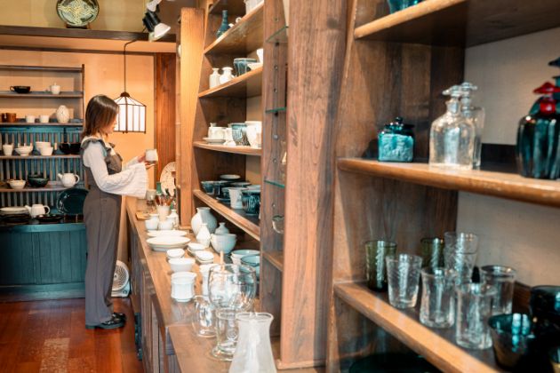 鳥取たくみ 工芸店 店内鳥取県鳥取市栄町 昭和7年に、鳥取の医師で民藝運動家の吉田璋也により創業。現存する日本最古の民藝専門店です。80年以上に渡り民藝の心を受け継ぎ、陶器、木工、染色、竹工、漆工、紙など、この地方の素材を用いて職人が作った新作民芸の品々を中心に、日本各地の手仕事品を取りそろえています。隣接する『鳥取民藝美術館』には約5000点の新作民藝も。