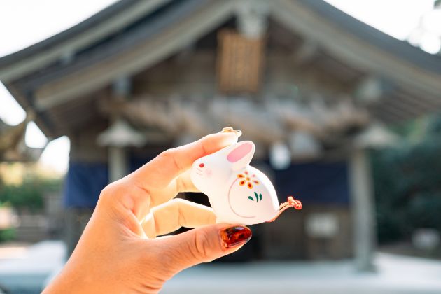 白兎神社 お守り 出雲の大国主命と因幡の八上姫との縁を結んだ「因幡の白うさぎ」が祀られています。日本最古のラブストーリーの発祥地として「恋人の聖地」に認定され、人気の縁結びスポットに。社務所で授かることのできる「結び石」(有料)が有名で、その石に願いを込めて鳥居や境内に並ぶ白うさぎの石像にのせると願い事が叶うと言われています。鳥取県鳥取市白兎