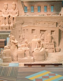 鳥取砂丘 砂の美術館 砂を素材にした彫刻作品を屋内展示する世界唯一の美術館。世界最高レベルの砂の芸術にふれることができます。「砂で世界旅行」をコンセプトに制作される砂像は毎年テーマを変えて展示するため、その年しか見ることができない儚さと美しさが魅力です。館内3階のガラス張りの窓や屋外広場からは、鳥取砂丘を眺望することも。鳥取県鳥取市福部町湯山