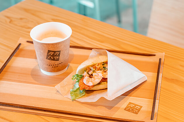 タカハマカフェ メニュー バーガー 日本を代表する建築家・隈研吾氏設計のカフェ。鳥取砂丘を望む、県産木材がふんだんに使われたその出で立ちは圧倒的な存在感を放っています。木の香りに包まれた空間は砂丘をモチーフにデザインされており、屋上展望台からは日本海が見渡せます。こちらで味わえるのは、こだわりのコーヒーやクラフトドリンク、シェイク、サンドやハンバーガーなど。バリアフリーへの配慮として車いすの方にも利用しやすく、エレベーターも設置されています。鳥取県鳥取市福部町湯山