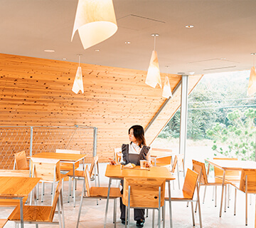 タカハマカフェ 店内の様子日本を代表する建築家・隈研吾氏設計のカフェ。鳥取砂丘を望む、県産木材がふんだんに使われたその出で立ちは圧倒的な存在感を放っています。木の香りに包まれた空間は砂丘をモチーフにデザインされており、屋上展望台からは日本海が見渡せます。こちらで味わえるのは、こだわりのコーヒーやクラフトドリンク、シェイク、サンドやハンバーガーなど。バリアフリーへの配慮として車いすの方にも利用しやすく、エレベーターも設置されています。鳥取県鳥取市福部町湯山