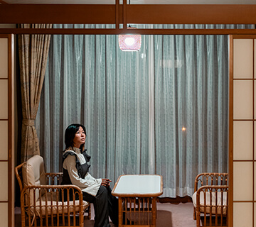 三朝温泉 三朝薬師の湯 万翆楼 お部屋 みささおんせん まんようろう「三晩泊まって三回朝を迎えると元気になる」との言い伝えからその名がついたとされる、世界屈指のラドン泉・三朝温泉。三朝橋の前に佇む『三朝薬師の湯 万翆楼(まんすいろう)』は、三朝温泉を代表する老舗旅館です。質の高いおもてなしと厳選食材を活かした会席料理が自慢。客室は人数や目的に合わせて選べ、時間を忘れてゆったりと過ごせます。鳥取県東伯郡三朝町山田