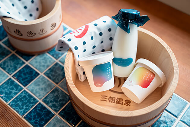 ヨーグルト専門店 三朝ヨーグルト 鳥取の豊かな自然から作られた「白バラ牛乳」を使用し、自社工房で自家発酵させた三朝ヨーグルト。牛乳本来の持つ乳酸菌をゆっくり発酵させたヨーグルトが2層になっており、しっかり混ぜるともっちりとした食感に。白バラ牛乳のほんのりとした甘みとすっきりとした味わいが活きた、湯上がりにぴったりのヨーグルトです。鳥取県東伯郡三朝町三朝