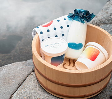 ヨーグルト専門店 三朝ヨーグルト 鳥取の豊かな自然から作られた「白バラ牛乳」を使用し、自社工房で自家発酵させた三朝ヨーグルト。牛乳本来の持つ乳酸菌をゆっくり発酵させたヨーグルトが2層になっており、しっかり混ぜるともっちりとした食感に。白バラ牛乳のほんのりとした甘みとすっきりとした味わいが活きた、湯上がりにぴったりのヨーグルトです。鳥取県東伯郡三朝町三朝