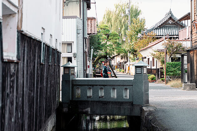白壁土蔵群 橋 倉吉白壁土蔵群は江戸、明治、大正、昭和の建造物が多く残る、国の重要伝統的建造物群保存地区に選定。玉川沿いの白壁と赤い石州瓦の蔵が独特な景観を創り出す風情のある町並みです。蔵や町家はショップやカフェ、工房などさまざまなかたちで利用され、レトロな魅力を感じることができます。伝統工芸「倉吉絣」の着物をまとい白壁土蔵群の町並みを歩いてみませんか!鳥取県倉吉市新町1丁目、東仲町、魚町、研屋町周辺
