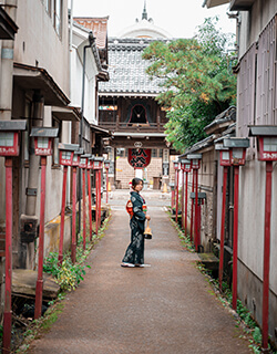 白壁土蔵群 路地 倉吉白壁土蔵群は江戸、明治、大正、昭和の建造物が多く残る、国の重要伝統的建造物群保存地区に選定。玉川沿いの白壁と赤い石州瓦の蔵が独特な景観を創り出す風情のある町並みです。蔵や町家はショップやカフェ、工房などさまざまなかたちで利用され、レトロな魅力を感じることができます。伝統工芸「倉吉絣」の着物をまとい白壁土蔵群の町並みを歩いてみませんか!鳥取県倉吉市新町1丁目、東仲町、魚町、研屋町周辺