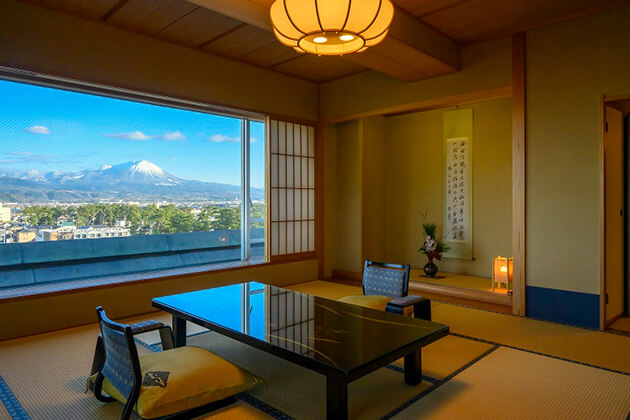 皆生つるや お部屋 宿泊 かいけ 四季を奏でるさらさの宿 皆生温泉は海中より湧き出す山陰屈指の名湯。ミネラル成分豊富で、保湿効果が高い美肌の湯です。『皆生つるや』は、雄大な大山と日本海を遠望できる東館、ライトアップ庭園を眺める落ち着いた風情の南館など多彩な客室を有する老舗温泉旅館。心温まるもてなしと、境港直送の鮮魚や地元の野菜など厳選した旬の食材を使った滋味深い料理が評判です。お風呂は陽光に包まれる大浴場、人目を気にせず入ることができる貸切風呂などで皆生の湯を堪能できます。鳥取県米子市皆生温泉