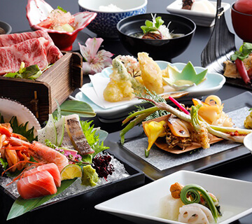 皆生つるや 会席 料理 四季を奏でるさらさの宿 かいけ 四季を奏でるさらさの宿 皆生温泉は海中より湧き出す山陰屈指の名湯。ミネラル成分豊富で、保湿効果が高い美肌の湯です。『皆生つるや』は、雄大な大山と日本海を遠望できる東館、ライトアップ庭園を眺める落ち着いた風情の南館など多彩な客室を有する老舗温泉旅館。心温まるもてなしと、境港直送の鮮魚や地元の野菜など厳選した旬の食材を使った滋味深い料理が評判です。お風呂は陽光に包まれる大浴場、人目を気にせず入ることができる貸切風呂などで皆生の湯を堪能できます。鳥取県米子市皆生温泉