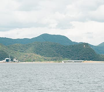 江島大橋 えしまおおはし テレビCMで一躍有名になり「ベタ踏み坂」と名付けられた坂。正式名は「江島大橋(えしまおおはし)」。島根県松江市八束町から鳥取県境港市渡町へ中海(なかうみ)をまたいで結ぶ日本一のPCラーメン構造の橋。豪華クルーズ船並の船が潜れるよう最上部は高さ約45mにもなります。松江市側の勾配が高く、橋の横から見るとその形状がよくわかります。鳥取県境港市