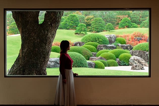 足立美術館 日本画の巨匠・横山大観をはじめとする日本屈指の画家たちの名画や、北大路魯山人の陶芸や書画など数々の名品とともに、約5万坪の日本庭園を堪能できる美術館です。周囲の自然の山々を借景とした多様な庭園が季節ごとに美しい姿を見せてくれます。米国の日本庭園専門誌のランキングでは、2003年から連続「庭園日本一」に。