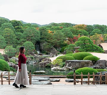 足立美術館 日本画の巨匠・横山大観をはじめとする日本屈指の画家たちの名画や、北大路魯山人の陶芸や書画など数々の名品とともに、約5万坪の日本庭園を堪能できる美術館です。周囲の自然の山々を借景とした多様な庭園が季節ごとに美しい姿を見せてくれます。米国の日本庭園専門誌のランキングでは、2003年から連続「庭園日本一」に。