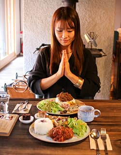 楽之 tanoshi タノシ 食事 たのし宿場町の趣を残す智頭宿の一角にある、かつて金物屋を営んでいた築135 年の古民家。『楽之』は長らく空き家になっていたその古民家を改装した、さまざまな人が気軽に立ち寄れる憩いの空間です。智頭町初のゲストハウスを兼ね備えたコミュニティースペースで、食堂では地元の旬の食材やジビエなど自然の恵みを感じられるお料理が楽しめます。鳥取県八頭郡智頭町智頭