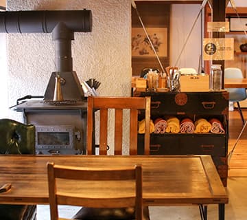 楽之 tanoshi タノシ たのし宿場町の趣を残す智頭宿の一角にある、かつて金物屋を営んでいた築135 年の古民家。『楽之』は長らく空き家になっていたその古民家を改装した、さまざまな人が気軽に立ち寄れる憩いの空間です。智頭町初のゲストハウスを兼ね備えたコミュニティースペースで、食堂では地元の旬の食材やジビエなど自然の恵みを感じられるお料理が楽しめます。鳥取県八頭郡智頭町智頭