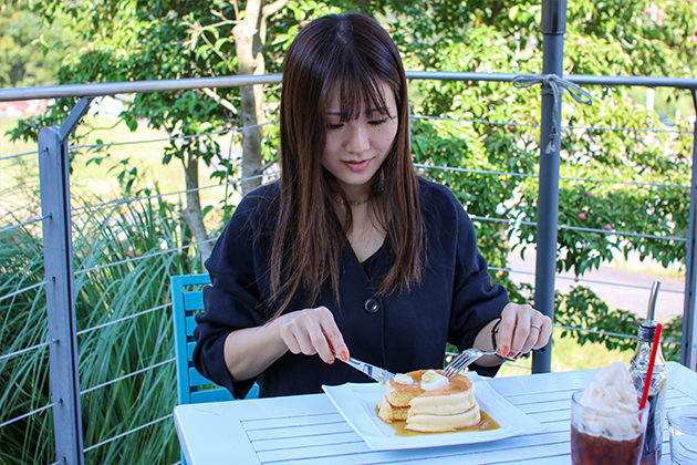 大江ノ郷自然牧場ココガーデン スイーツ 大江ノ郷(おおえのさと)の自然豊かな景観を舞台に、とっておきのスイーツと料理が楽しめるガーデンカフェ。賞味期限わずか10分の、ここでしか味わえない極上パンケーキが人気です。自社牧場直送の朝採れ平飼い卵「天美卵(てんびらん)」を使いふっくら焼きあげたあつあつのパンケーキに、バターとメープルシロップがたっぷり。絶品スイーツでぜいたくなひと時を。鳥取県八頭郡八頭町橋本
