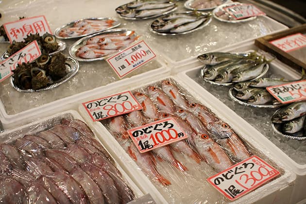 鳥取港海鮮市場かろいち 市場 のどぐろ 魚 日本海の豊かな海の幸が水揚げされる賀露(かろ)港のすぐ隣。市場内には12の店舗が並び、水揚げされた新鮮な魚介類をはじめ、鳥取ならではの食品、お土産など多彩にそろいます。新鮮な海鮮料理がリーズナブルに楽しめる市場料理の店やとうふちくわの専門店など飲食店も充実。地元産の野菜や果物などが販売されている地場産プラザ『わったいな』も隣接し、鳥取の食の台所とよばれています。鳥取県鳥取市賀露町西