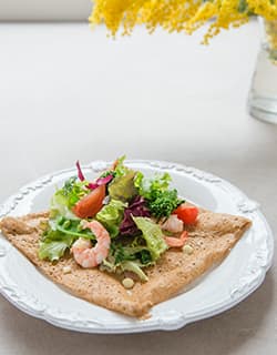 アンドナチュラル ランチ 体に優しいランチとカフェの店。緑に囲まれたおしゃれな空間で味わえるのは、そば粉を使ったクレープ・ガレットや特製ベシャメルソースが自慢のグラタンなど、フランス風の家庭料理です。野菜やフルーツ、ハチミツなど地元の食材を使った料理に手作りスイーツ、こだわりのドリンクで、心身ともにリラックスしたひと時を。鳥取県鳥取市青葉町