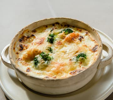 アンドナチュラル 飲食 グラタン 体に優しいランチとカフェの店。緑に囲まれたおしゃれな空間で味わえるのは、そば粉を使ったクレープ・ガレットや特製ベシャメルソースが自慢のグラタンなど、フランス風の家庭料理です。野菜やフルーツ、ハチミツなど地元の食材を使った料理に手作りスイーツ、こだわりのドリンクで、心身ともにリラックスしたひと時を。鳥取県鳥取市青葉町