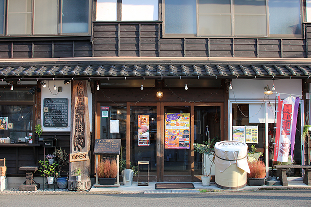 パーラー株湯 外観 吉岡温泉街の中心にある古民家カフェ。木の温もりを感じる落ち着いた雰囲気の空間では、地元産の旬の野菜がたっぷりでボリューム満点のランチやこだわりのスイーツが楽しめます。生乳を使った、甘さ控えめながらコクのあるオリジナルソフトクリームや、大山(だいせん)生クリームがたっぷり入った口当たりがなめらかな「あづまやさんのプリン」が人気。鳥取県鳥取市吉岡温泉町