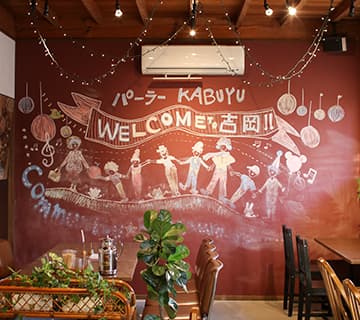 パーラー株湯 店内 内観 吉岡温泉街の中心にある古民家カフェ。木の温もりを感じる落ち着いた雰囲気の空間では、地元産の旬の野菜がたっぷりでボリューム満点のランチやこだわりのスイーツが楽しめます。生乳を使った、甘さ控えめながらコクのあるオリジナルソフトクリームや、大山(だいせん)生クリームがたっぷり入った口当たりがなめらかな「あづまやさんのプリン」が人気。鳥取県鳥取市吉岡温泉町