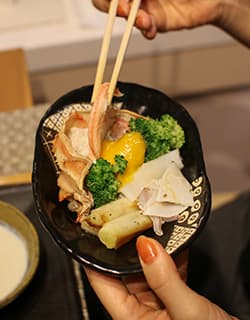 吉岡温泉 湯菜花 料理 小鉢 つみくさやどゆなか 吉岡温泉は、1000年以上前の応和2年(962年)に開湯されたといわれる歴史ある温泉です。弱アルカリ性低張性温泉と言われる単純泉で、肌への刺激が強くなくお湯が柔らかいので「美肌伝説の湯」ともよばれています。その温泉街の一番奥に位置する客室3 つの小さなお宿『湯菜花』。檜が香る源泉かけ流しの貸し切り風呂や地元食材にこだわった心尽くしの料理、女将さんの行き届いたもてなしに癒やされると評判のお宿です。鳥取県鳥取市吉岡温泉町