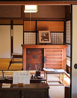 塩谷定好写真記念館 しおたにていこう 生涯に渡って山陰の自然や人を撮り続けた写真家・塩谷定好(しおたにていこう)氏の写真記念館。塩谷定好氏は、アメリカやヨーロッパで個展を開催するなど国内外で高く評価された写真家です。明治初期の商家である生家を改装した写真館には、ギャラリーのほかコミュニティーカフェも。こちらの建物は登録有形文化財(建造物)にも登録されています。鳥取県東伯郡琴浦町赤碕