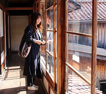 塩谷定好写真記念館 しおたにていこう 生涯に渡って山陰の自然や人を撮り続けた写真家・塩谷定好(しおたにていこう)氏の写真記念館。塩谷定好氏は、アメリカやヨーロッパで個展を開催するなど国内外で高く評価された写真家です。明治初期の商家である生家を改装した写真館には、ギャラリーのほかコミュニティーカフェも。こちらの建物は登録有形文化財(建造物)にも登録されています。鳥取県東伯郡琴浦町赤碕