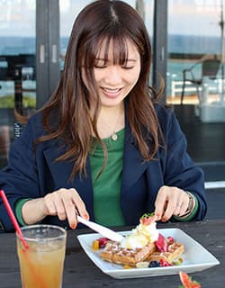 BIKAI ビカイ びかい 店内 スイーツ 大山の麓、目の前に180°大パノラマの日本海が広がるカフェレストラン。すべての席から海を眺めることができます。時間ごとにさまざまな表情をみせる広く大きな海を見ながら、地元の食材を活かしたランチやディナーを優雅な気分で楽しめます。カフェタイムには、厳選素材を使ったこだわりの手作りワッフルも人気です。鳥取県西伯郡大山町富長