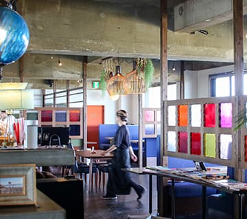 BIKAI ビカイ びかい 店内 大山の麓、目の前に180°大パノラマの日本海が広がるカフェレストラン。すべての席から海を眺めることができます。時間ごとにさまざまな表情をみせる広く大きな海を見ながら、地元の食材を活かしたランチやディナーを優雅な気分で楽しめます。カフェタイムには、厳選素材を使ったこだわりの手作りワッフルも人気です。鳥取県西伯郡大山町富長